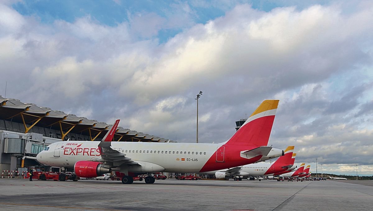 Varios aviones de la compañía Iberia Express, en un aeropuerto.