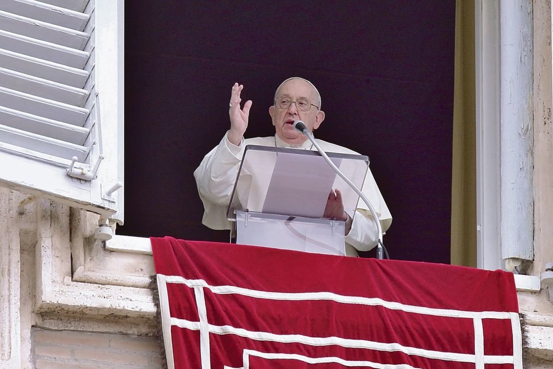 El papa Francisco bendice a los fieles desde el balcón en la Plaza de San Pedro.