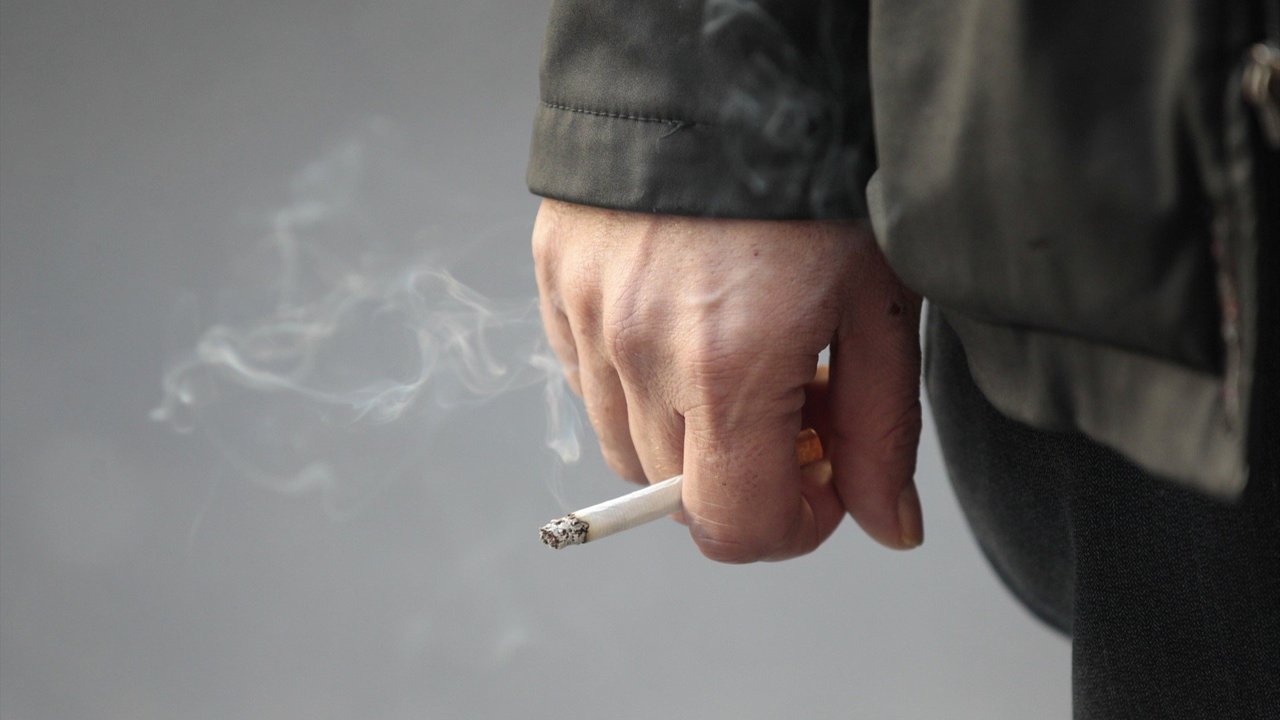 Una persona con un cigarrillo encendido. // Europa Press