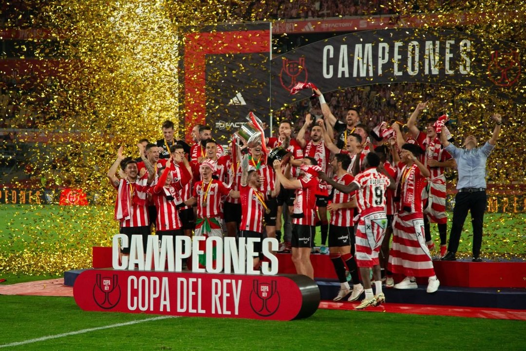 Los jugadores del Athletic Club celebran su victoria de ayer en la final de la Copa del Rey en el estadio de La Cartuja, en Sevilla.