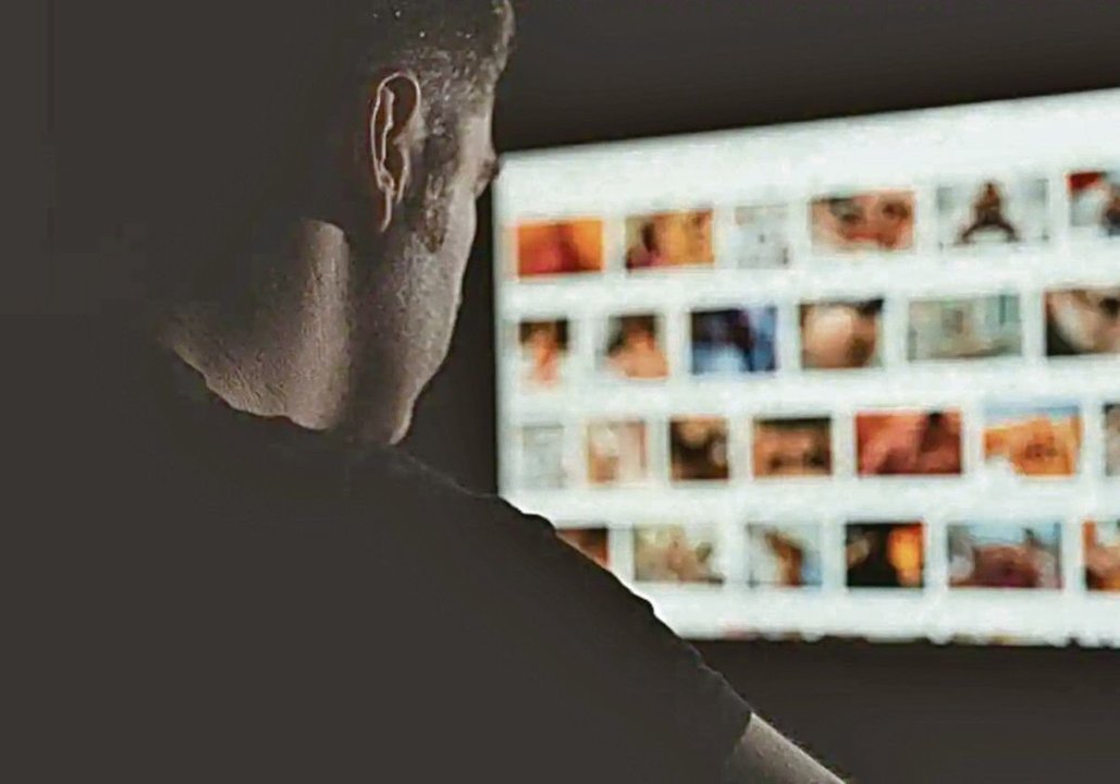 Una persona viendo páginas pornográficas en su ordenador.