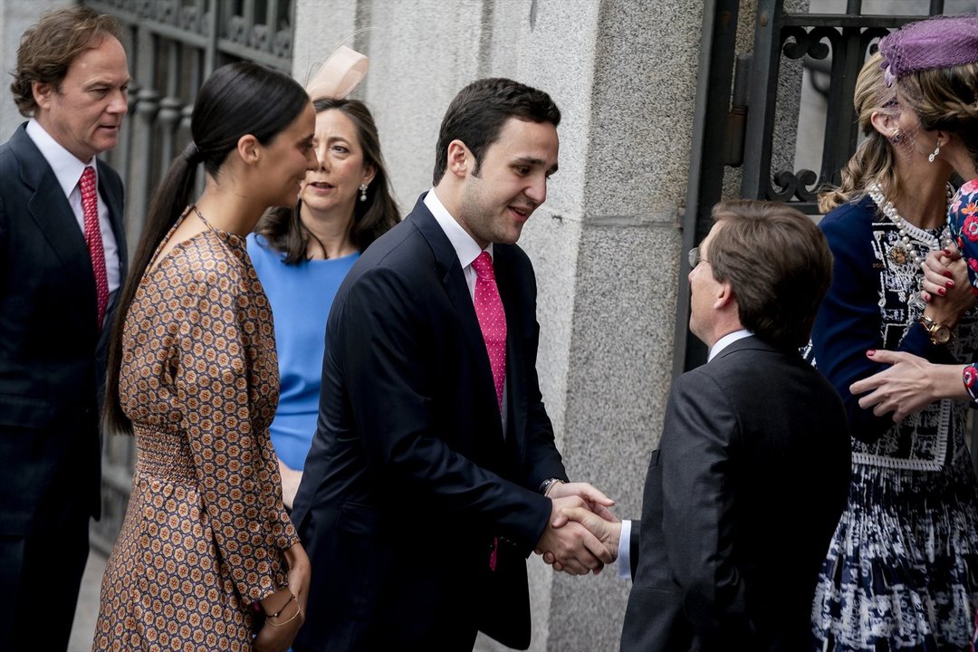 Froilán de Marichalar saluda al alcalde de Madrid, José Luis Martínez-Almeida. // Europa Press