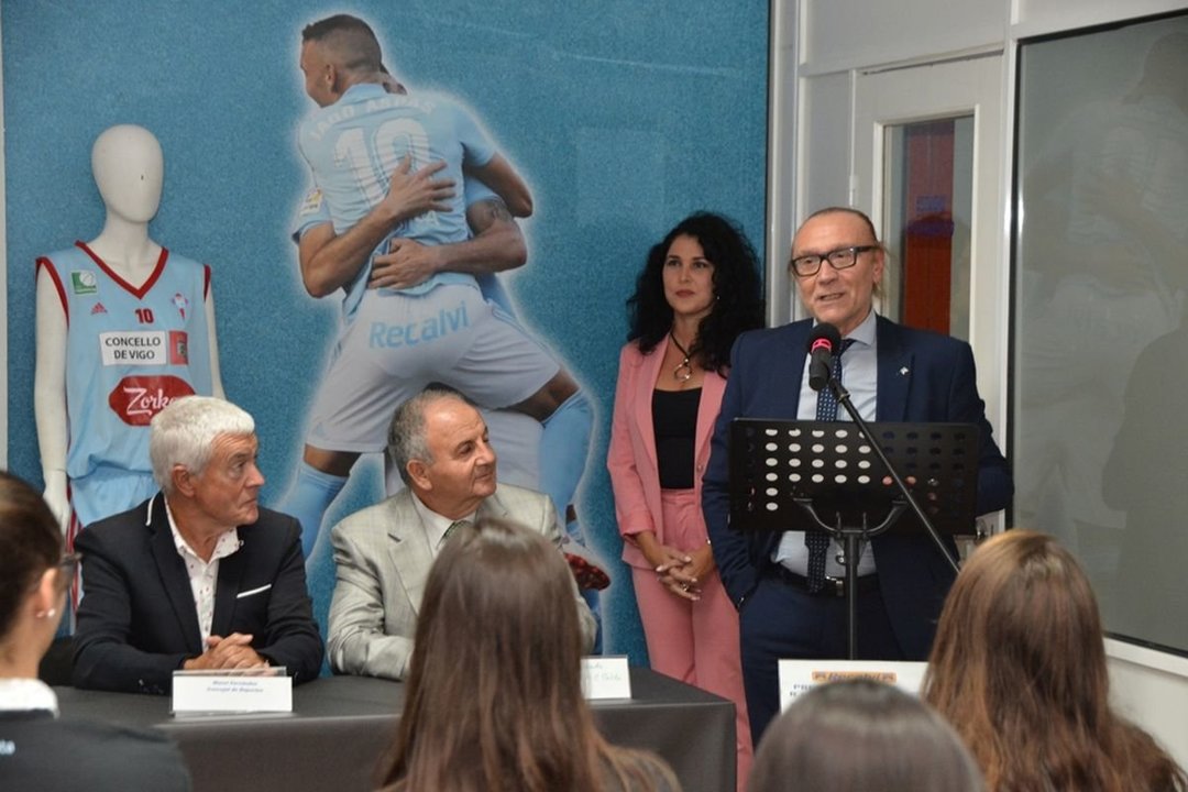 Chema Rodríguez, en el atril, con Manel Fernández y Pedro Posada, en la presentación del Celta Baloncesto.