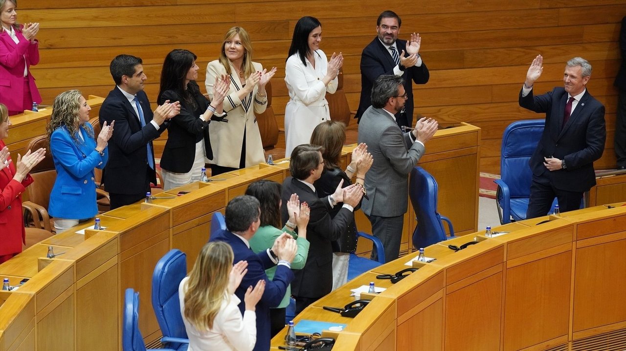 Rueda, ovacionado por la bancada popular del Parlamento de Galicia. // Europa Press