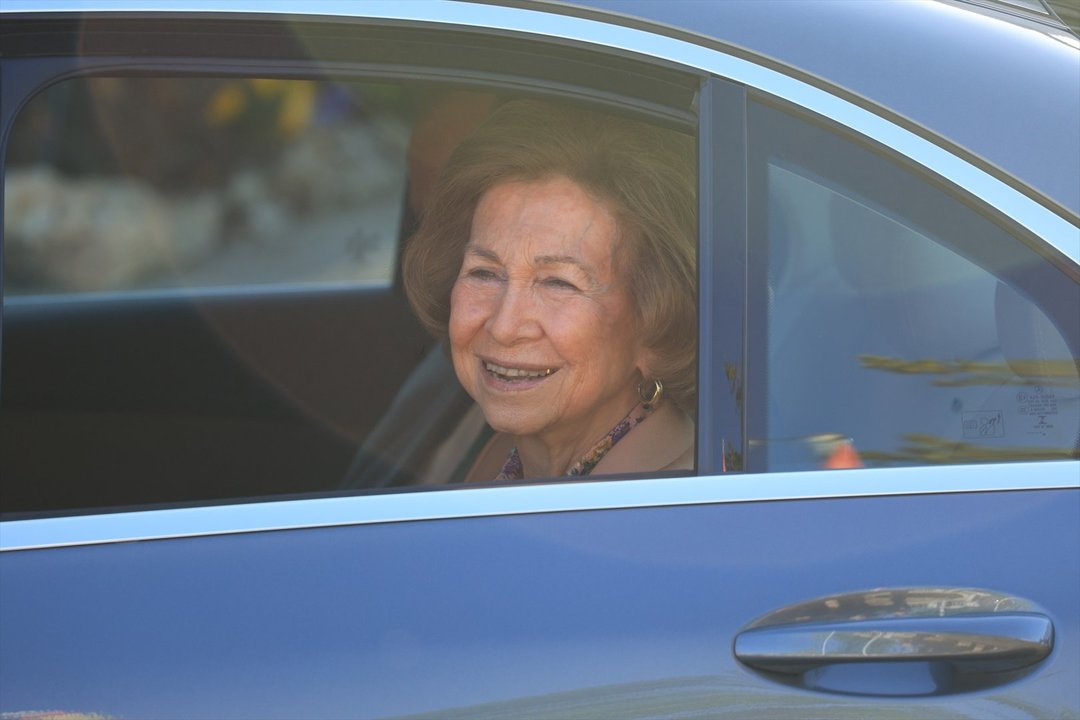 La Reina Sofía abandona en coche la Clínica Ruber. // Europa Press