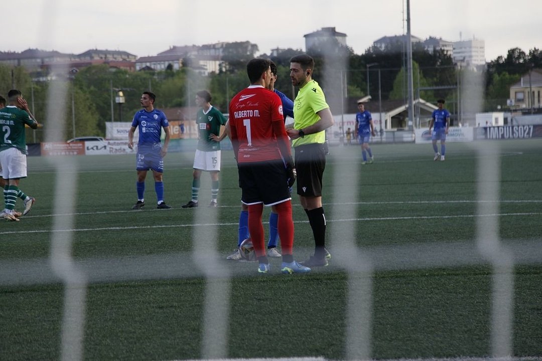 Alberto Domínguez protesta al árbitro el inexistente penalti que señaló.