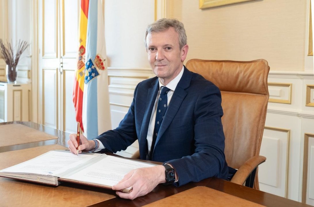 El presidente de la Xunta, Alfonso Rueda, firma el decreto de nombramiento de los miembros del Ejecutivo. // Xunta
