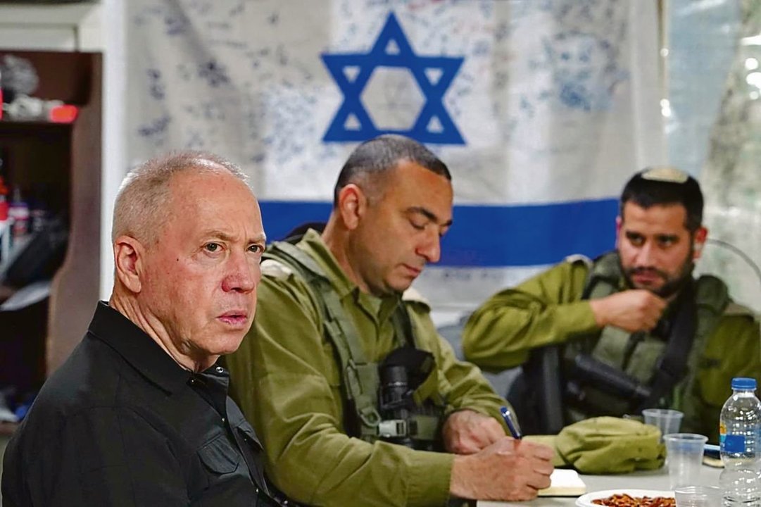 Yoav Gallant, ministro israelí de Defensa, en una comparecencia con dos de sus comandantes.