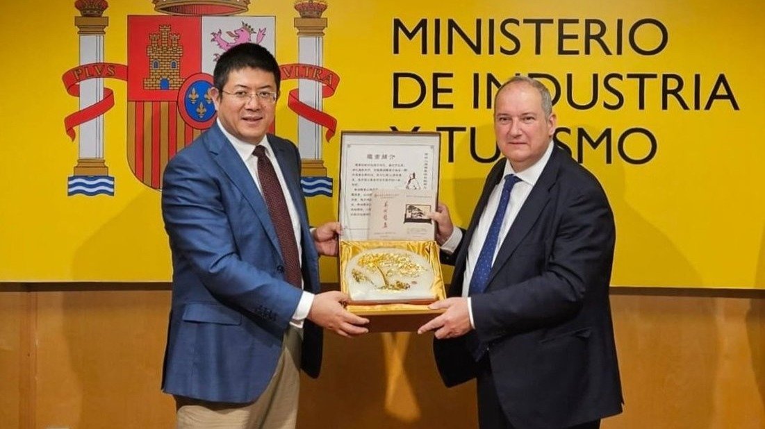El ministro de Industria, Jordi Hereu, con un representante del constructor chino Chery, ayer.