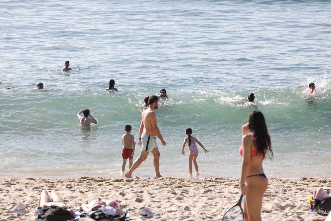 Bañistas en la playa de Samil. // Jorge Santomé