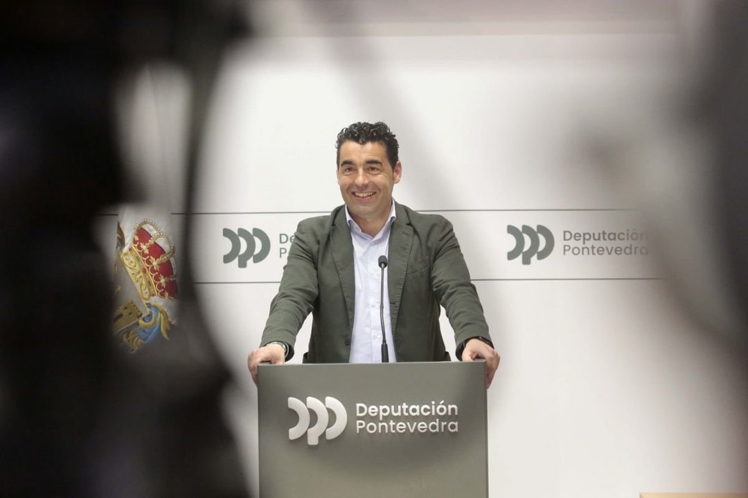 Luis López, presidente de la Diputación, ayer ante los medios.