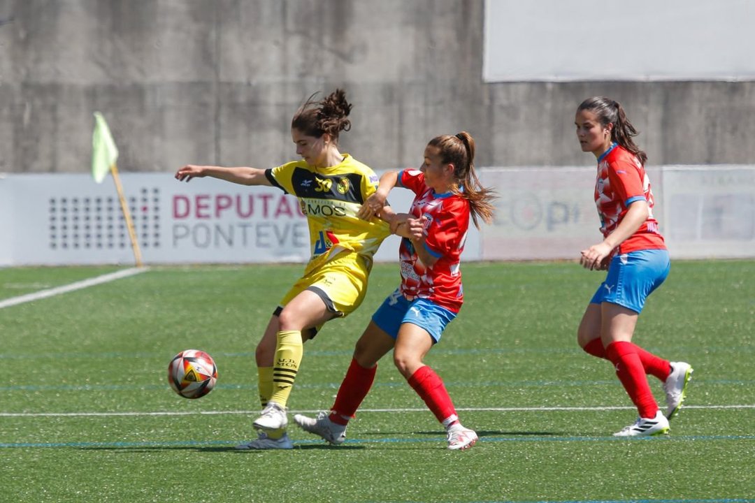 Candela Rodríguez, autora de dos goles en el duelo de ayer, protege una pelota ante una adversaria.