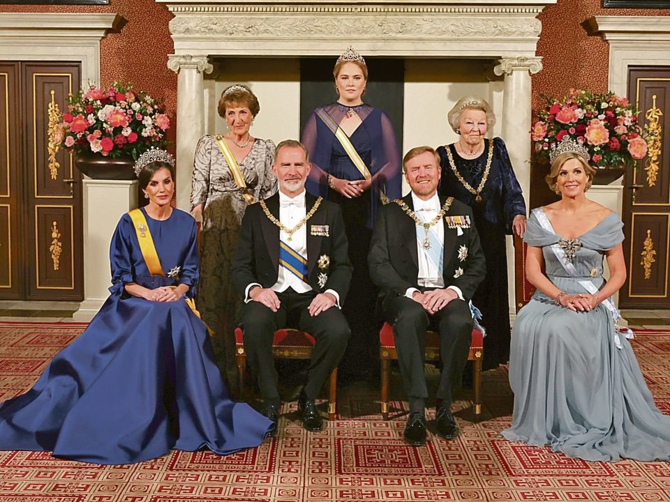 Los reyes Felipe y Letizia con la familia real holandesa, en su última visita a los Países Bajos.
