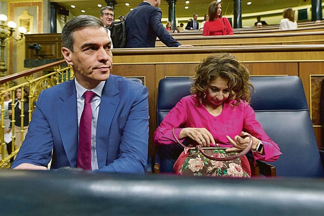 Sánchez y María Jesús Montero, en el Congreso.