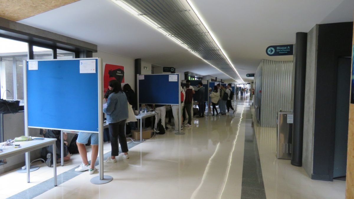 El pasillo de la Escuela de Telecomunicaciones sirvió como exhibición para los proyectos de los casi 200 alumnos que participan.