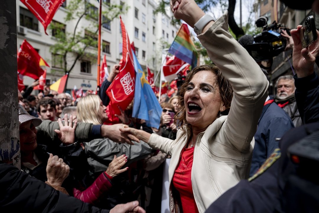 María Jesús Montero sale a la calle para reunirse con los simpatizantes del PSOE en Ferraz. // EP