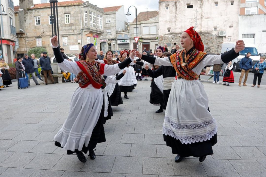 La danza tradicional, protagonista ayer en el mercado de Teis.