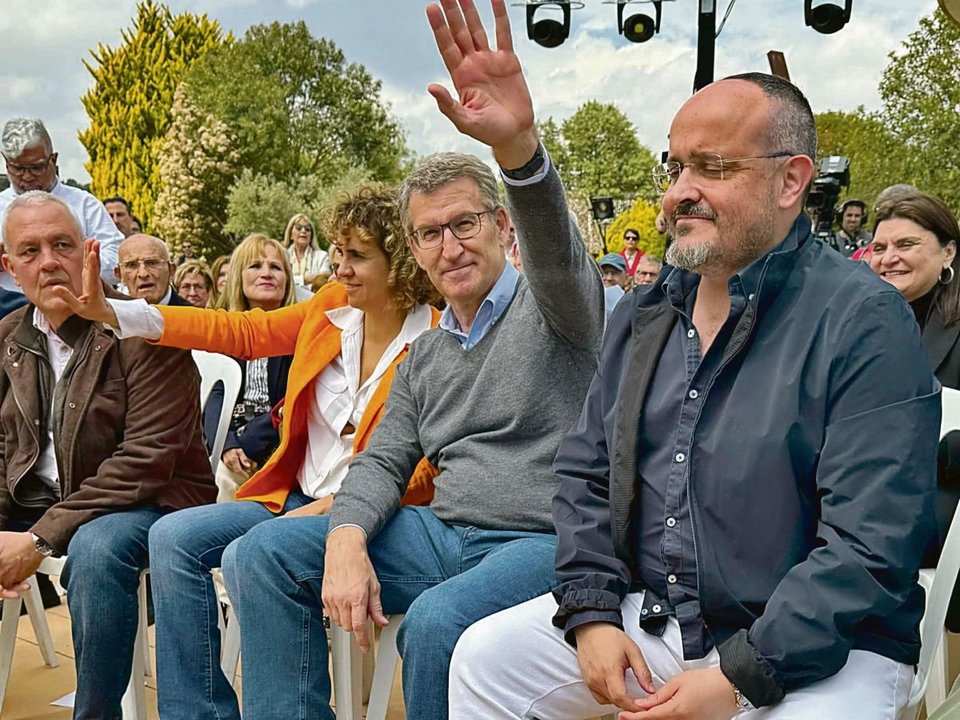 Núñez Feijóo saluda a los militantes durante un acto electoral en Tortosa.