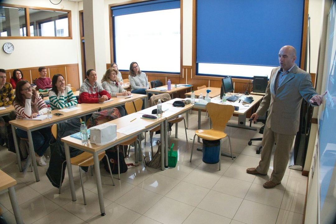 Un profesor da una clase para opositores en la Academia Postal 3, en Vigo.