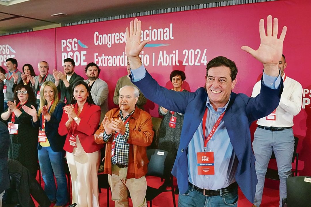 El secretario xeral electo del PSdeG, José Ramón Gómez Besteiro, junto a su nueva ejecutiva.