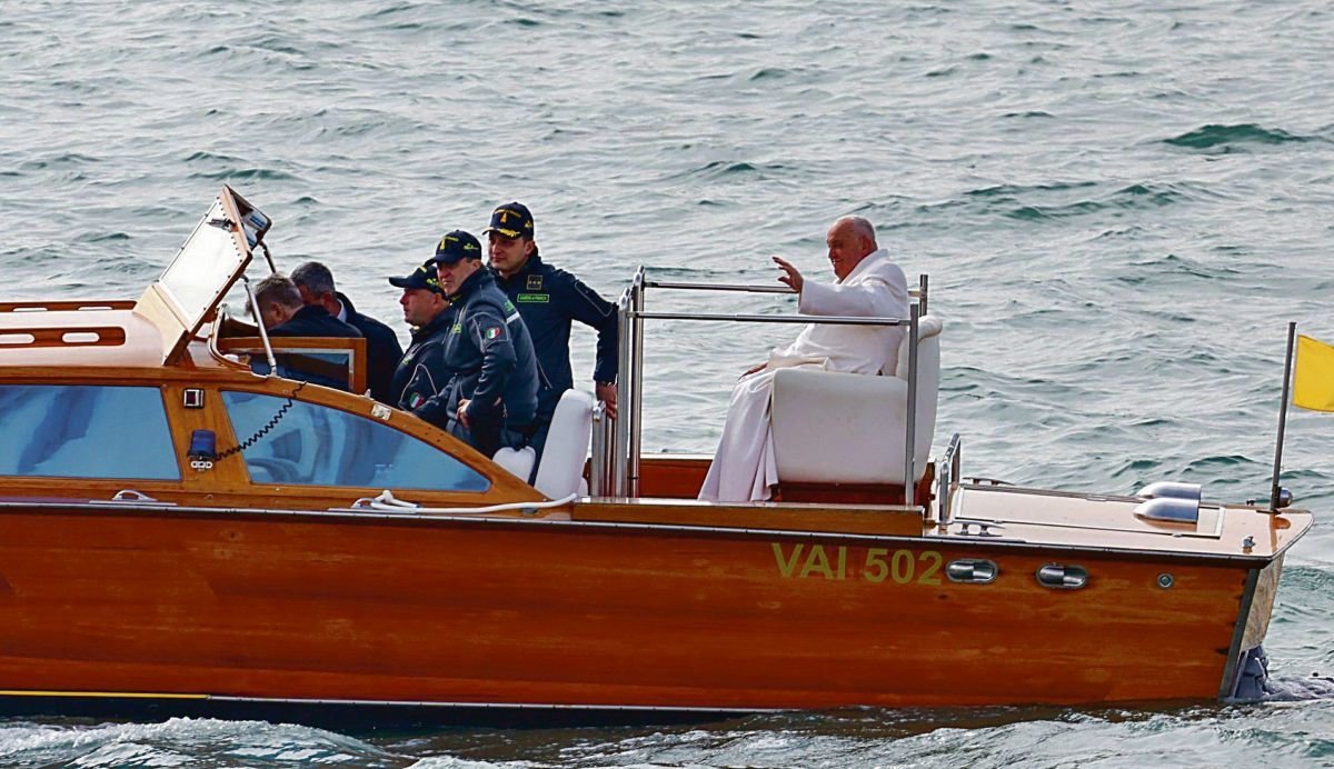El papa saluda entrando en Venecia en góndola.