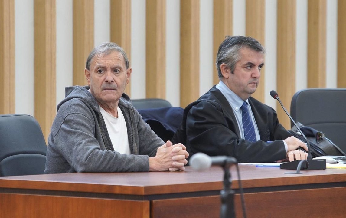 El condenado, Pablo Posada, junto a su abogado, durante el juicio que se celebró en la Audiencia.