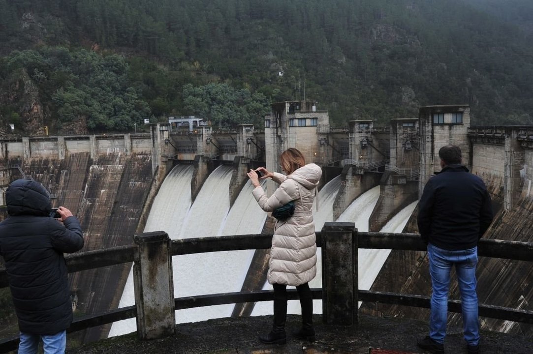 La central hidroeléctrica de San Esteban, la más importante de Galicia, llama la atención de los visitantes.