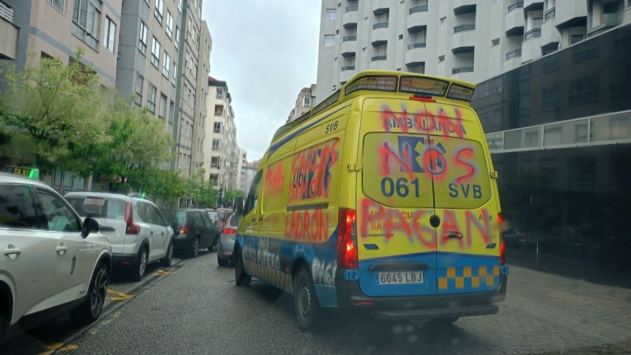 Una ambulancia circulando por Vigo.