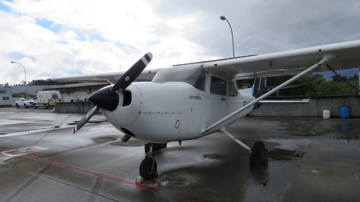 Una avioneta ligera del Club Aerocelta, estacionada en el aeropuerto de Peinador.