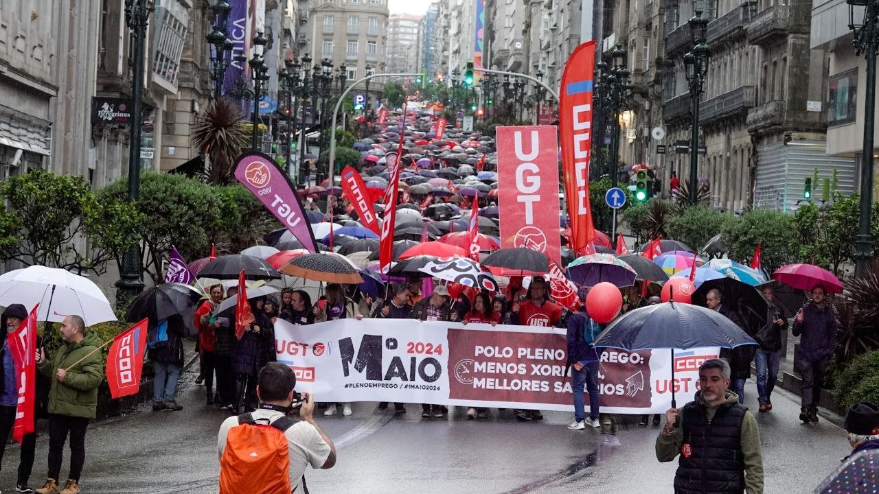 Los manifestantes recorrieron el centro de Vigo bajo la lluvia. // Vicente Alonso
