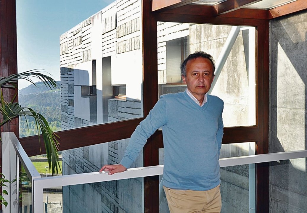 José Juan Pazos Arias en el edificio Ernestina Otero en mayo de 2022.