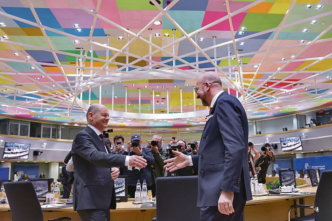 El canciller alemán Olaf Scholz saluda a Charles Michel, presidente del Consejo Europeo.