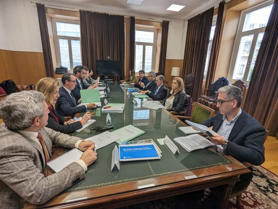 Imagen de la reunión de la comisión mixta celebrada ayer.
