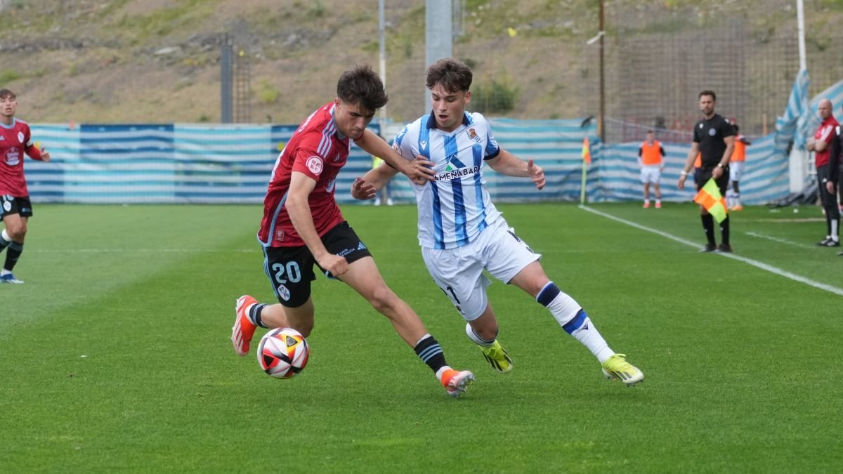 Javi Rodríguez protege el balón ante un rival en el partido disputado ayer en San Sebastián.