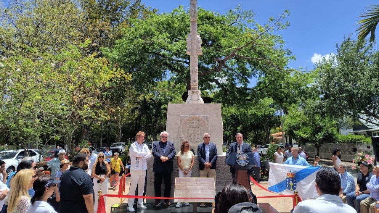 Inauguración de la Plaza Galicia que preside el gran cruceiro.