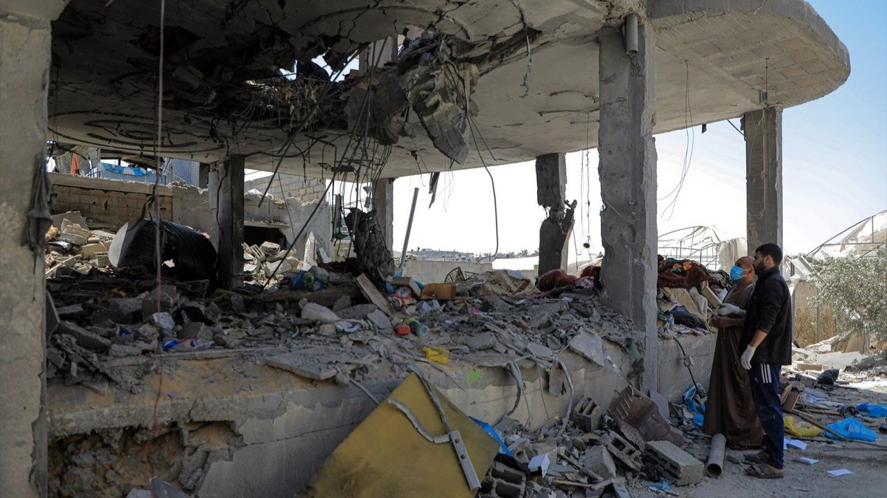 Gente inspecciona un edificio destruido en Gaza. // E.P.