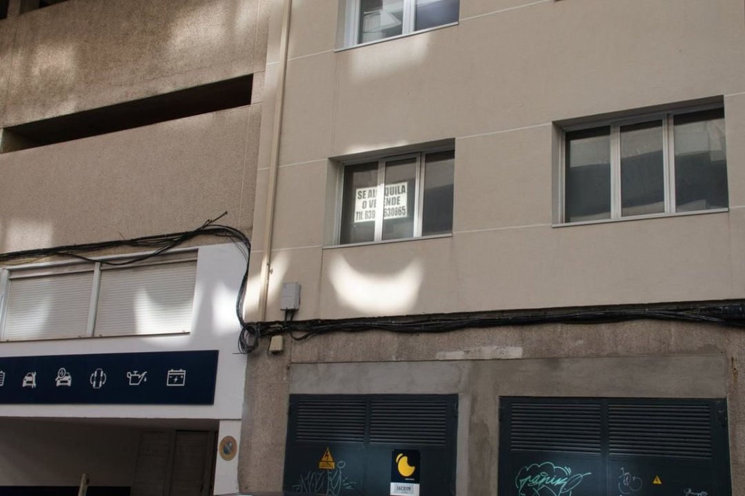 Un cartel de alquiler colocado ayer en una calle del centro de Vigo.
