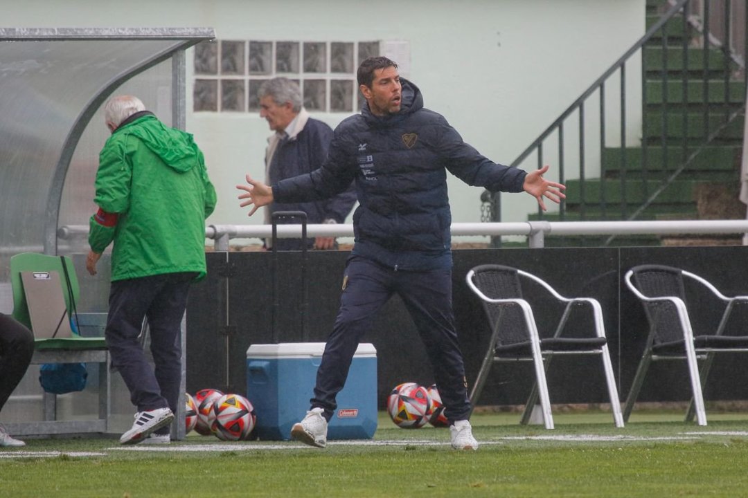El entrenador del Coruxo da instrucciones en el último partido de la temporada, el pasado domingo en O Vao.