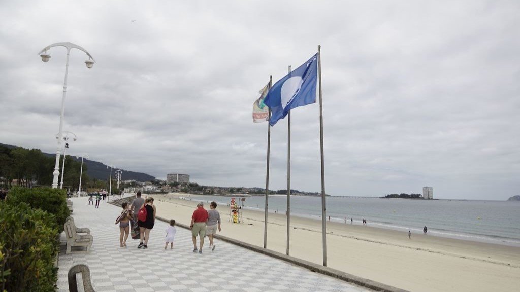La bandera azul ondeando en la playa de Samil.