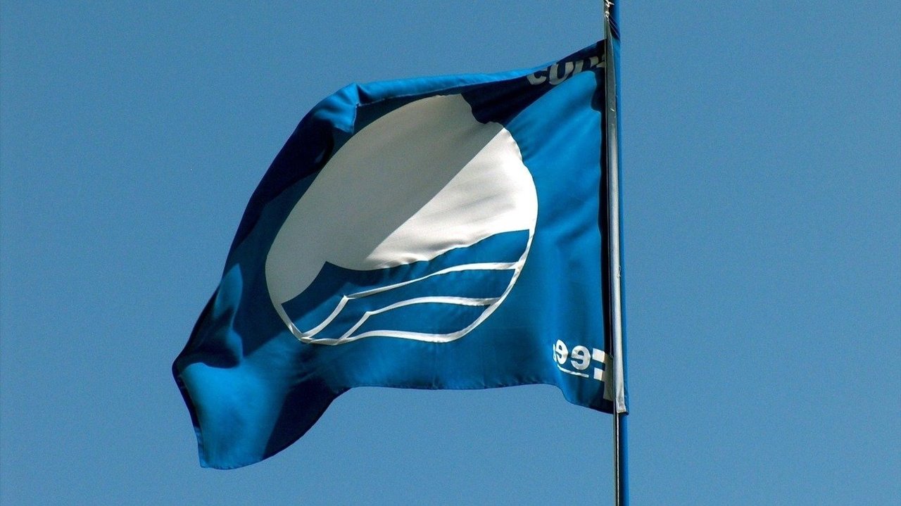 Imagen de archivo de una bandera azul. // EP