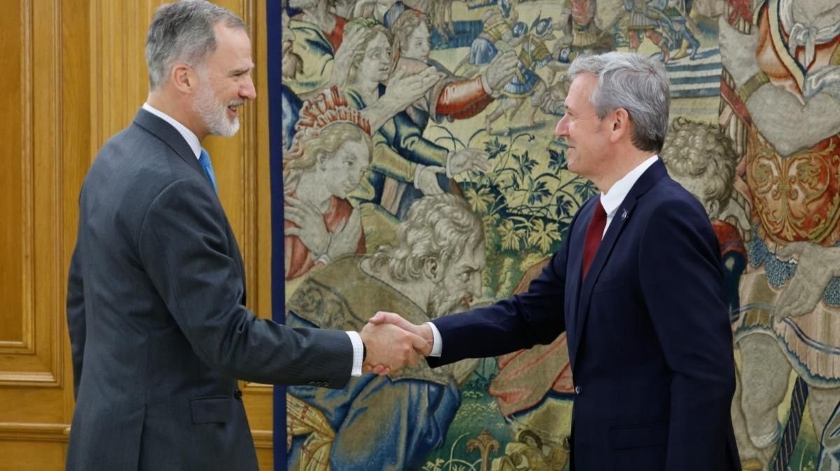 El Rey Felipe VI al recibir ayer en audiencia en La Zarzuela al presidente de la Xunta, Alfonso Rueda.