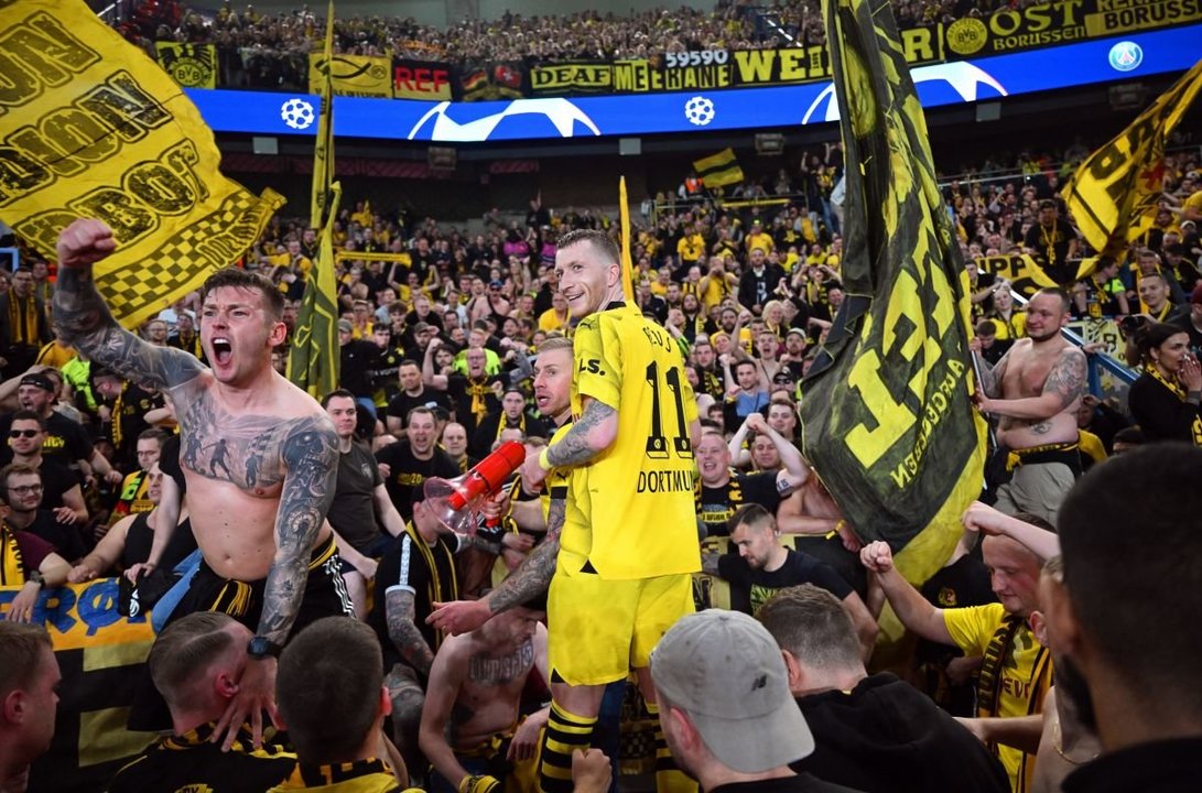 Reus celebra la clasificación para la final con los aficionados del Borussia Dortmund.