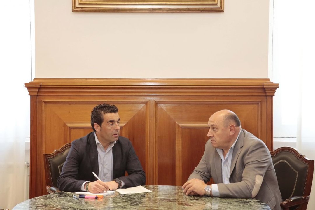 Luís López y Hoacio Gil se reunieron ayer en la Diputación de Pontevedra.