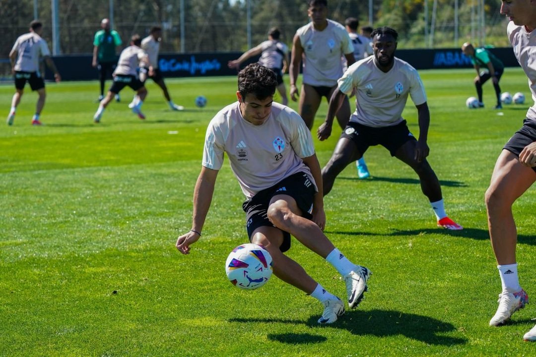 Manu Sánchez controla un balón en el entrenamiento de ayer en la ciudad deportiva del Celta.