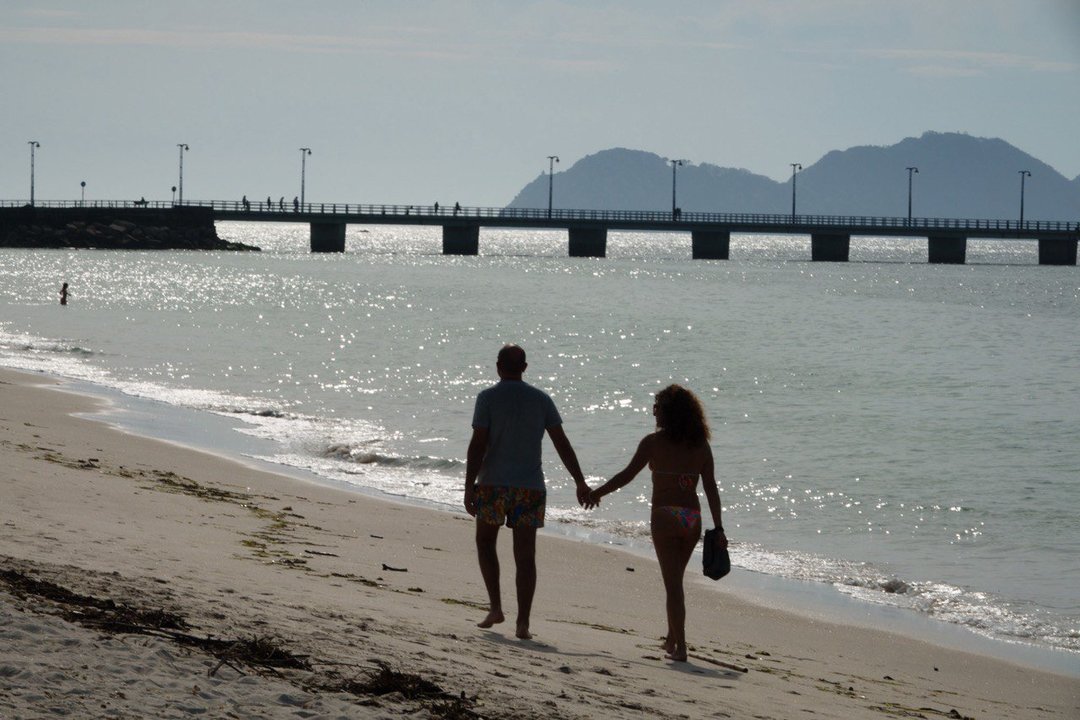 Una pareja pasea por la playa de O Vao. // Vicente Alonso