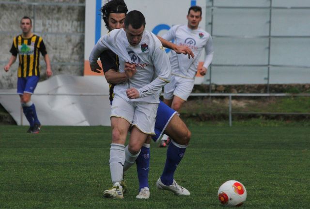 Víctor Besada agarra a un jugador del Boiro.