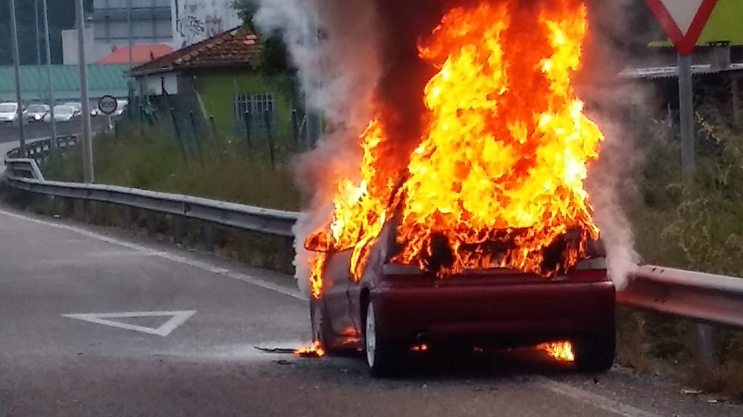 El coche ardió
