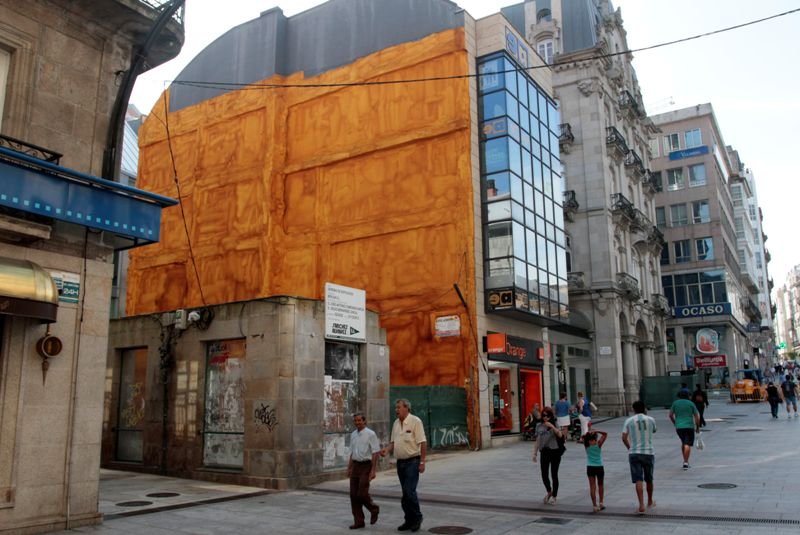 La lona con el mural de Lugrís tapará una medianera de la calle Príncipe.