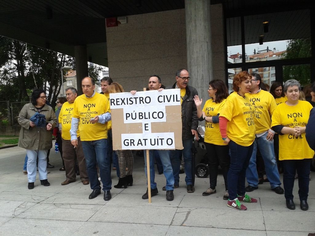 Personal judicial y del Registro Civil se concentró ayer de nuevo a las puertas de los juzgados de Vigo.