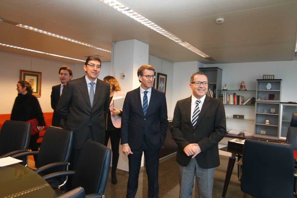 Núñez Feijóo y Emidio Gomes, ayer en la Delegación de la Xunta en Vigo con López-Chaves.